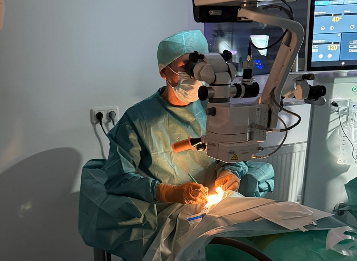 Doctor-medic Samir Midlig bei einem mikrochirurgischen Eingriff am Auge